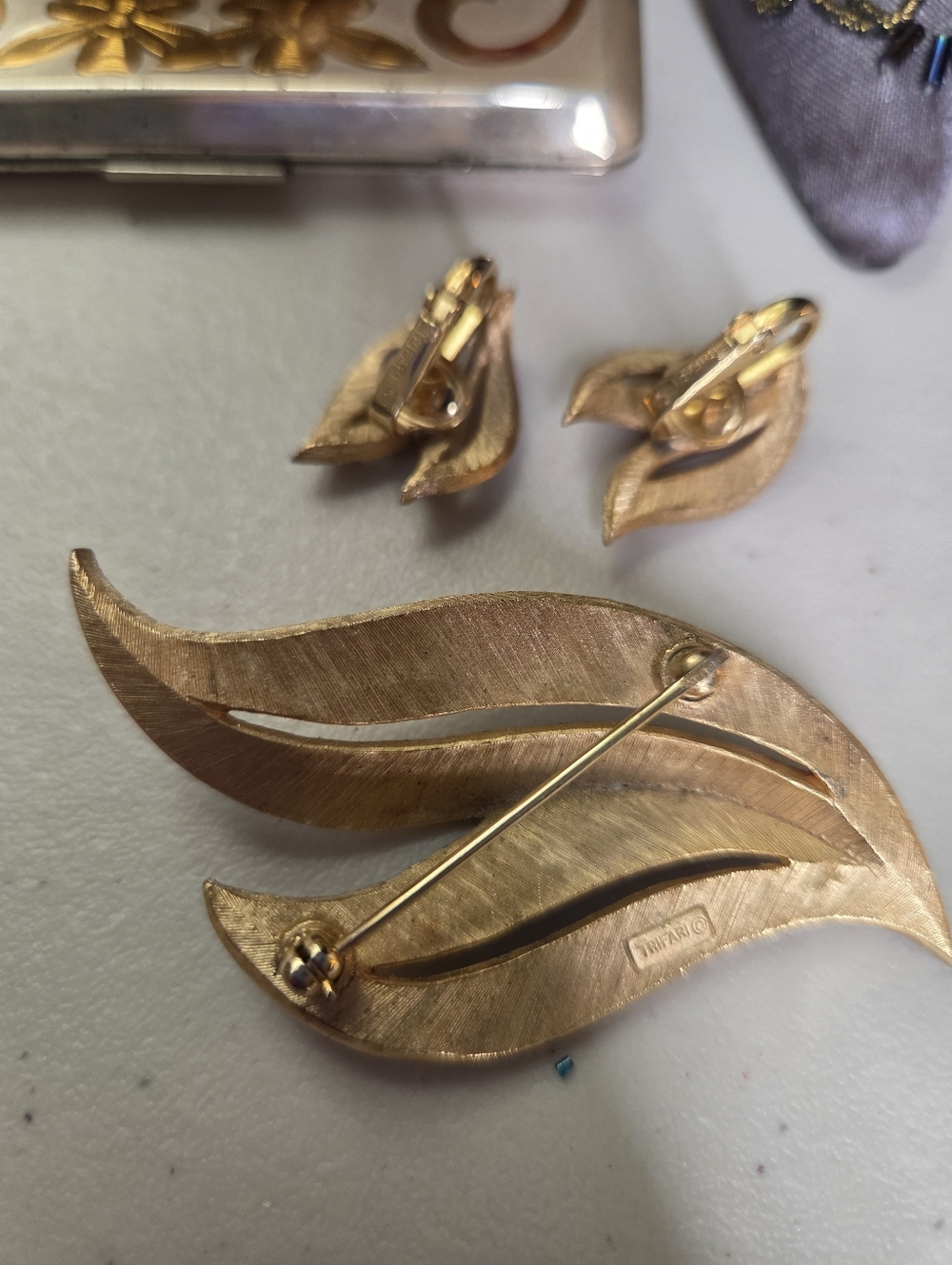 Trifari Gold-Tone Leaf Brooch and Earrings Vintage Set (Clip-ons) - Picture 5 of 7